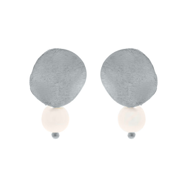 Small earring with pearl