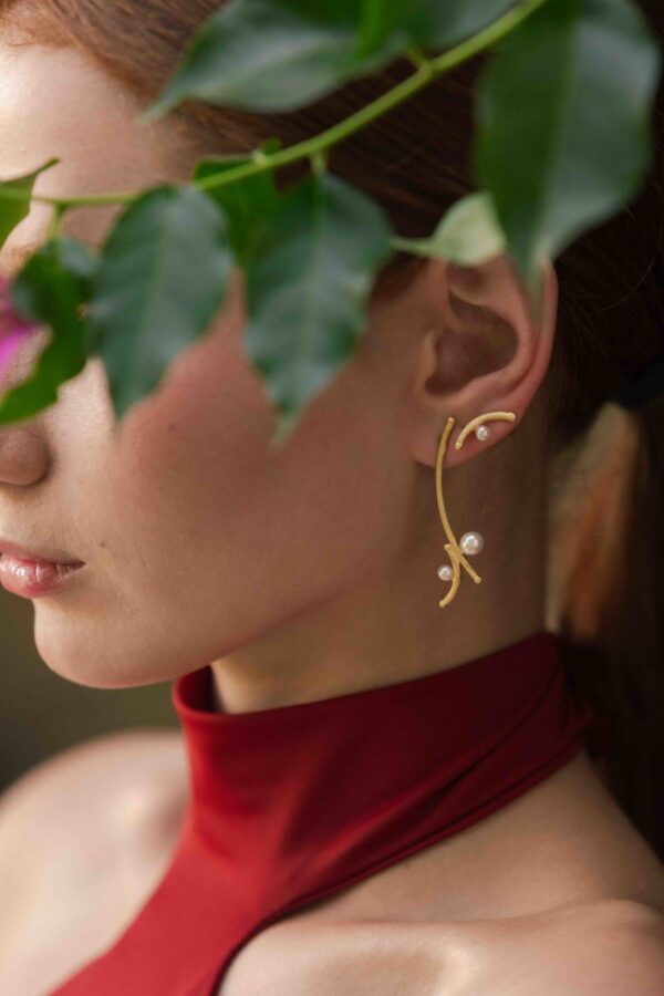18K gold-plated curved Japan earring with half pearl Japanese crossover earring with 4 pearls, 18K gold plated