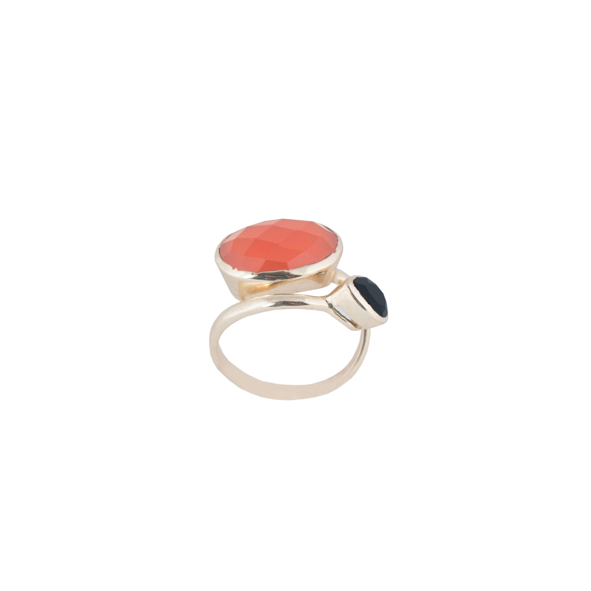 UNIVERSAL RING PLATED GOLD & ONYX AND CORNALINE