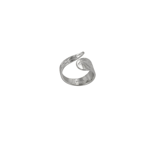Universal size ring with rhodium leaf