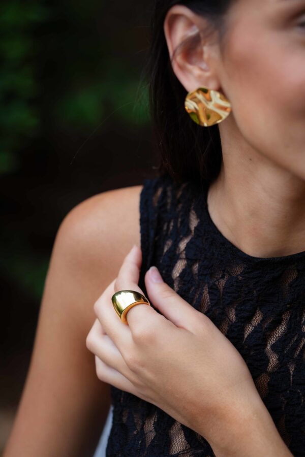 Universal size ring with 18k gold plated gloss finish.